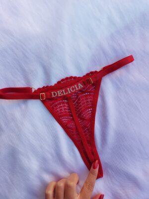 Calcinha Encantada Renda com Frase “Delícia” que Brilha no Escuro – Vermelha