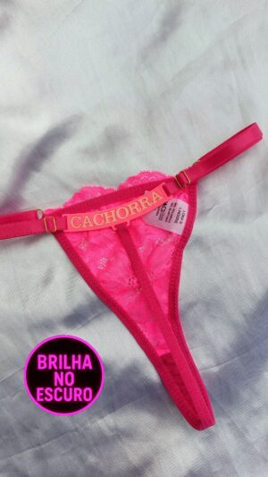 Calcinha Encantada Renda com Frase “Cachorra” que Brilha no Escuro – Rosa Neon