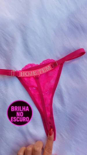 Calcinha Encantada Renda com Frase “Hoje Tem” que Brilha no Escuro – Rosa Neon