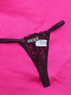 Calcinha Encantada Renda Palavra “SEXY" Brilha no Escuro – PRETA